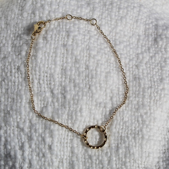 Gold Minimalist Circle Link Chain Bracelet - Picture 7 of 8